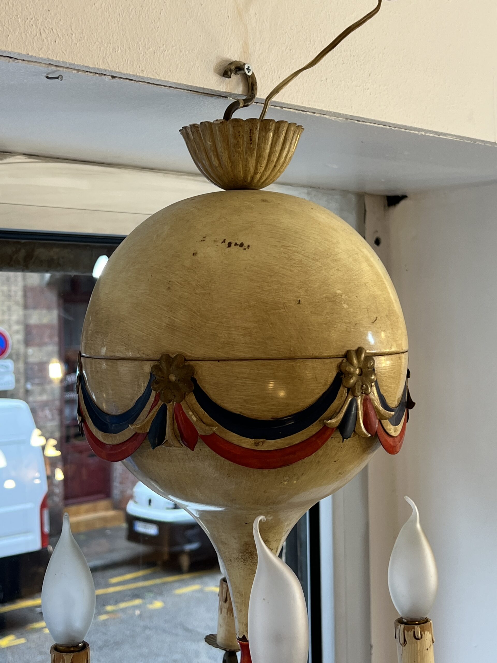 Petite lustre montgolfière en tôle peinte commémorative de la Révolution française des années 50