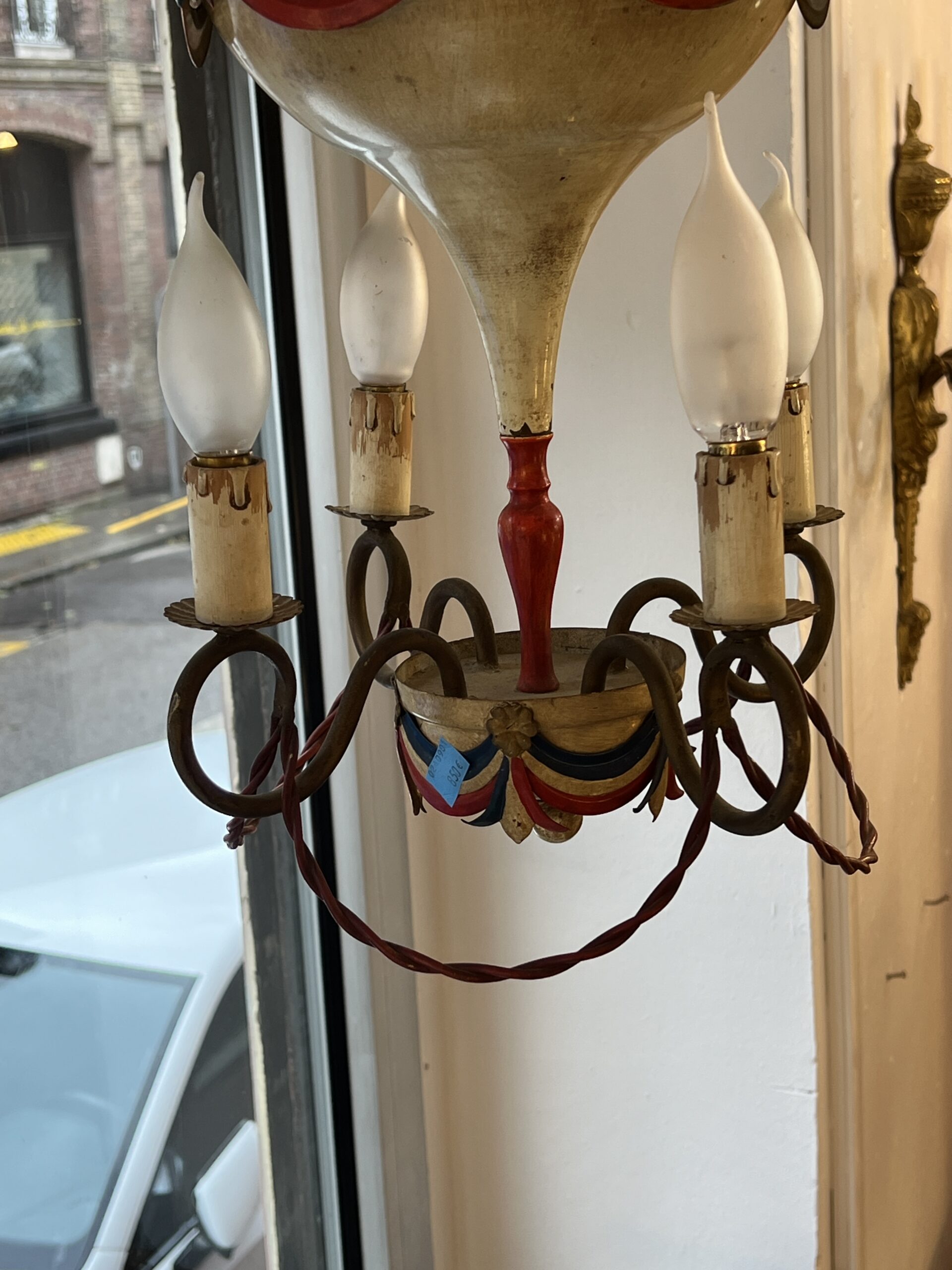 Petite lustre montgolfière en tôle peinte commémorative de la Révolution française des années 50