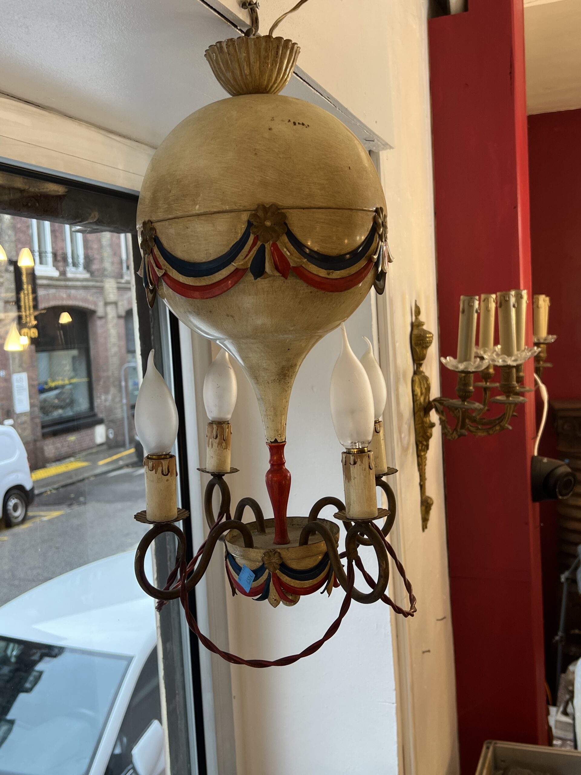 Petite lustre montgolfière en tôle peinte commémorative de la Révolution française des années 50