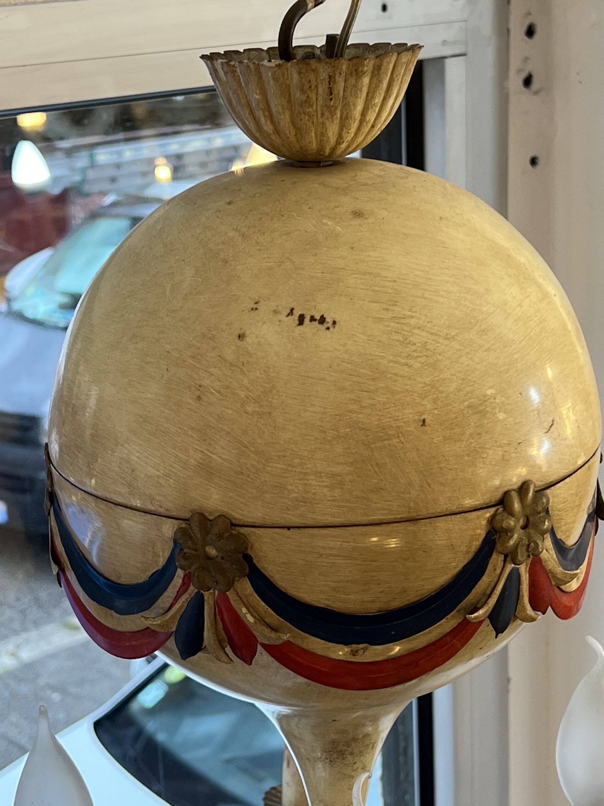 Petite lustre montgolfière en tôle peinte commémorative de la Révolution française des années 50