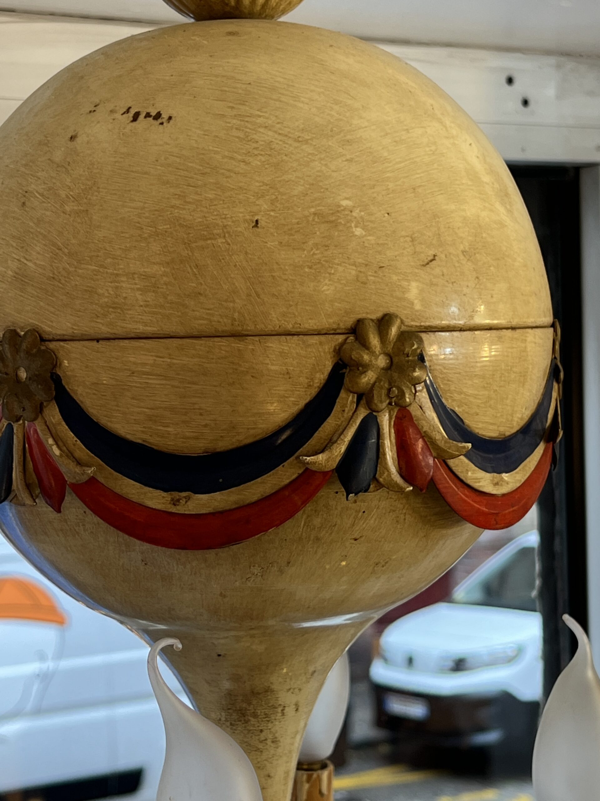 Petite lustre montgolfière en tôle peinte commémorative de la Révolution française des années 50