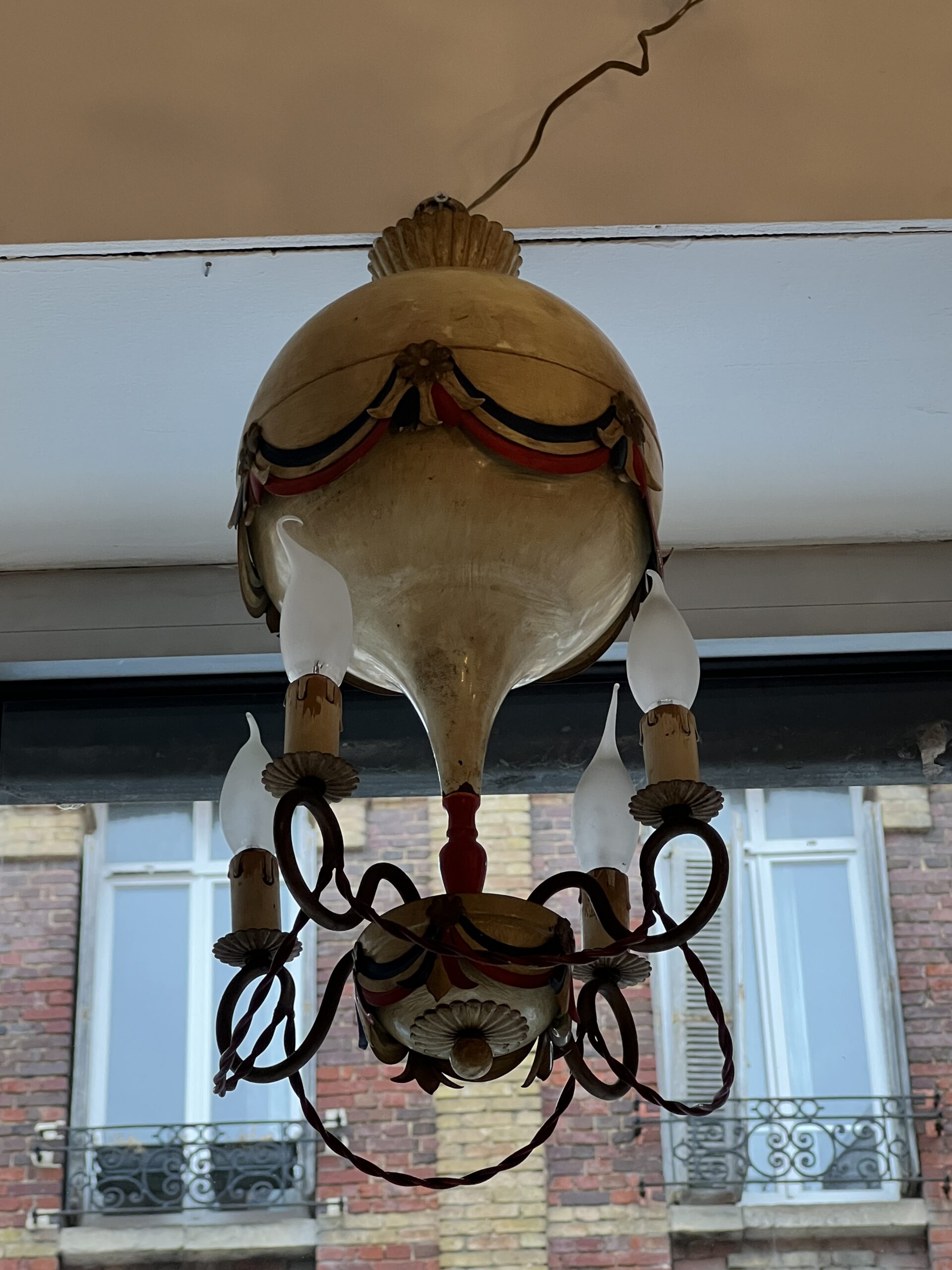 Petite lustre montgolfière en tôle peinte commémorative de la Révolution française des années 50