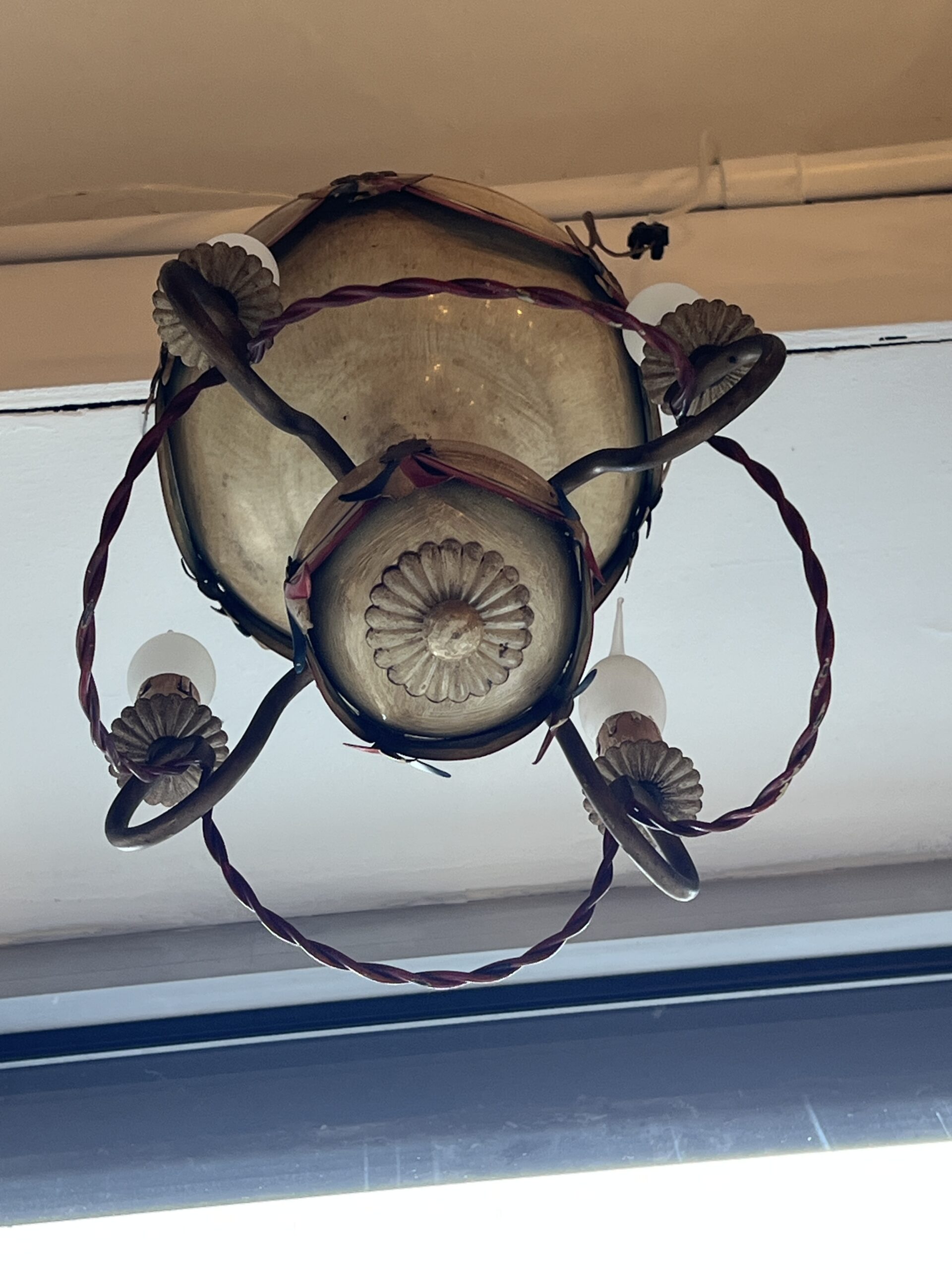 Petite lustre montgolfière en tôle peinte commémorative de la Révolution française des années 50