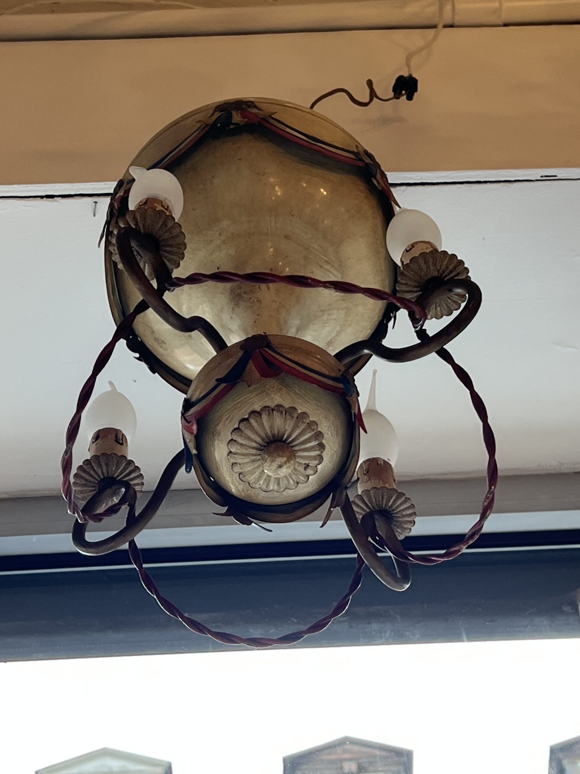 Petite lustre montgolfière en tôle peinte commémorative de la Révolution française des années 50