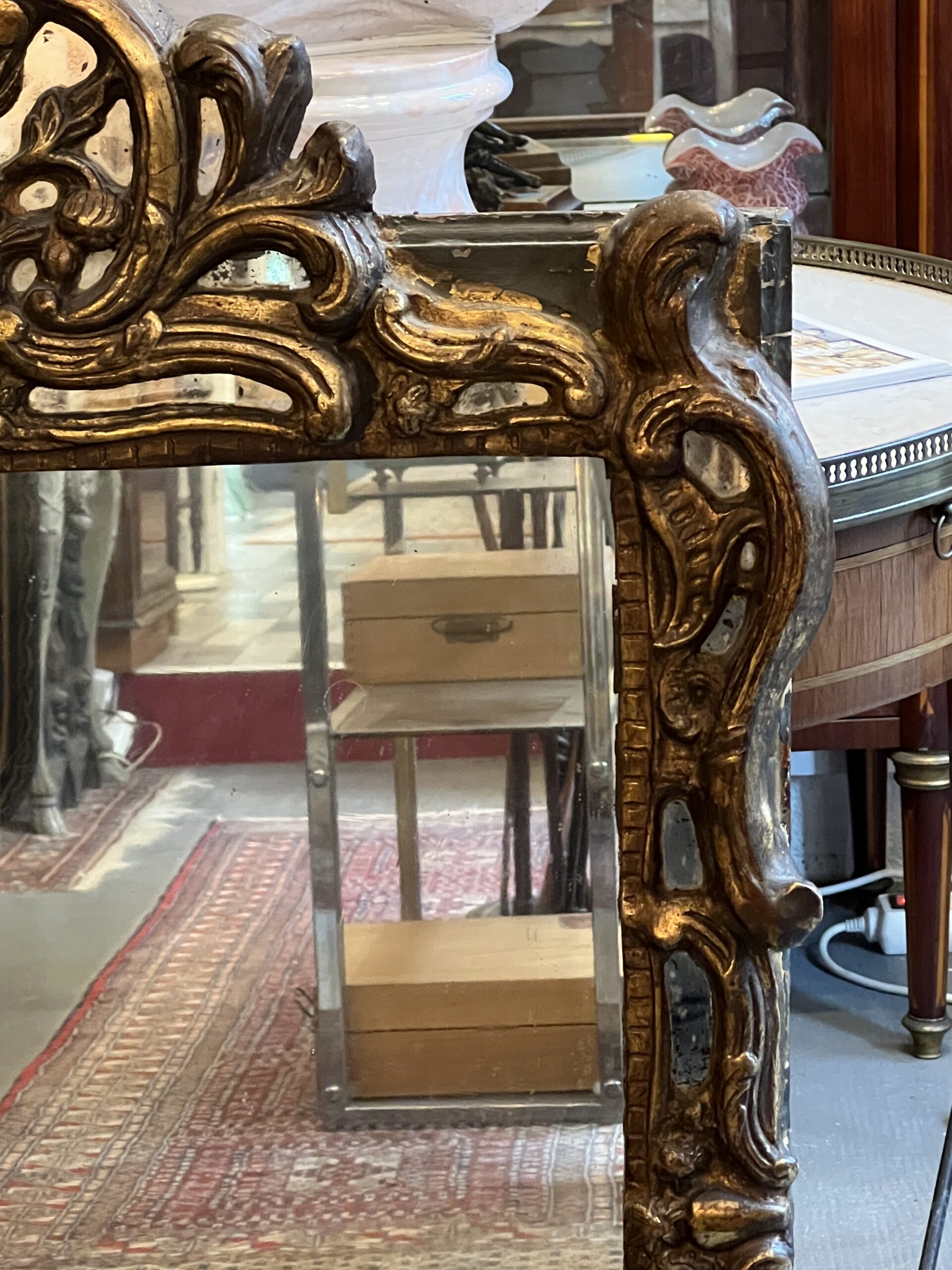 Très beau miroir à pareclose en bois sculpté époque 17e siècle, 103 x 70 cm