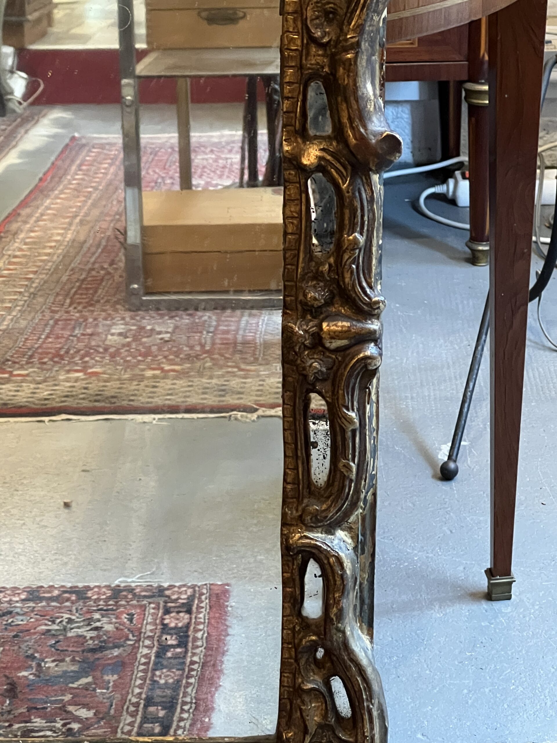 Très beau miroir à pareclose en bois sculpté époque 17e siècle, 103 x 70 cm