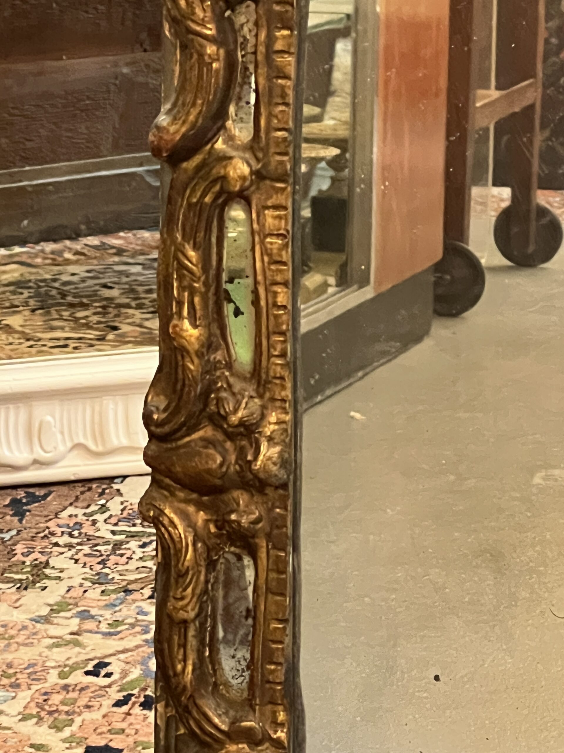 Très beau miroir à pareclose en bois sculpté époque 17e siècle, 103 x 70 cm