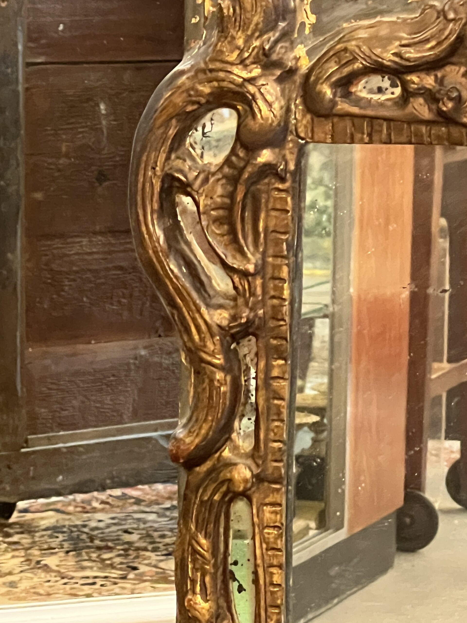 Très beau miroir à pareclose en bois sculpté époque 17e siècle, 103 x 70 cm