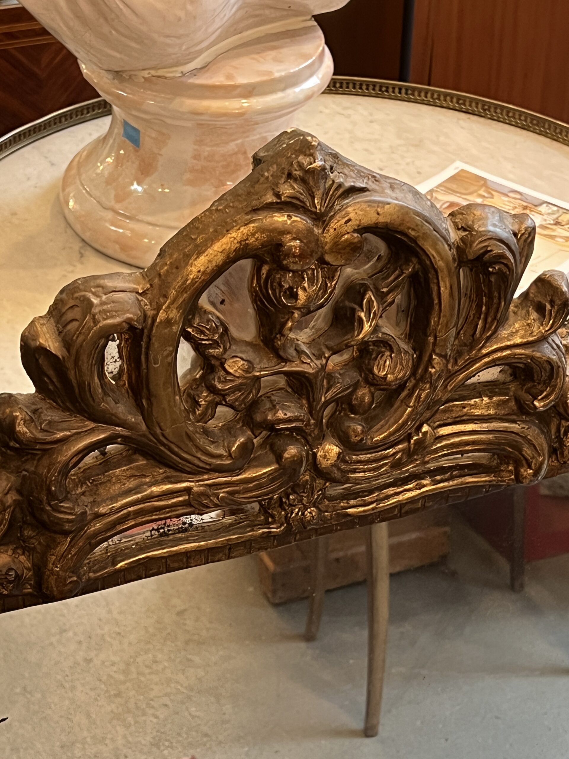 Très beau miroir à pareclose en bois sculpté époque 17e siècle, 103 x 70 cm – Image 11