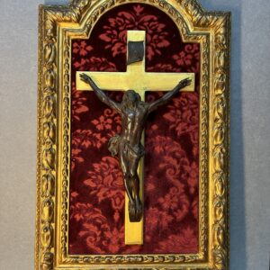 Christ en buis époque XVIIIe siècle, dans cadre en bois doré, hauteur du christ 27 cm