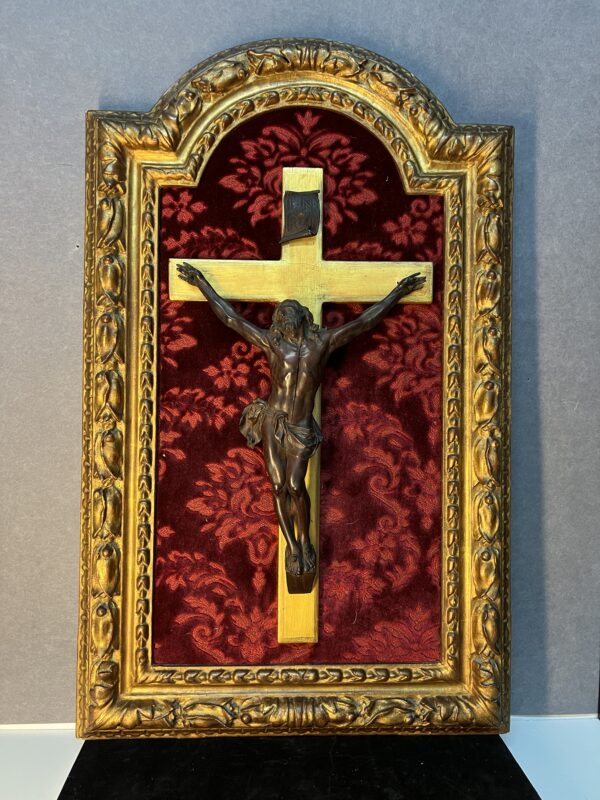Christ en buis époque XVIIIe siècle, dans cadre en bois doré, hauteur du christ 27 cm