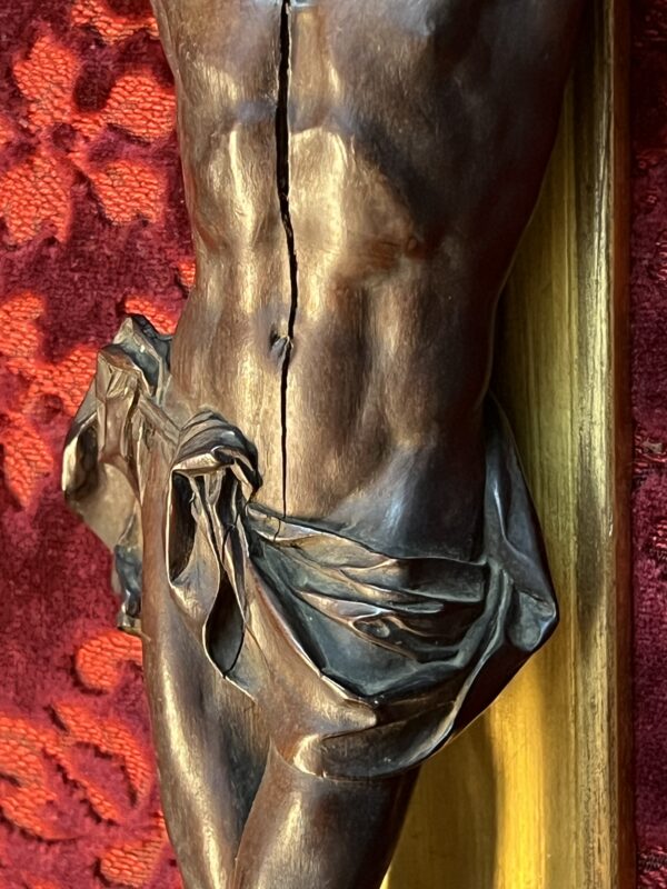Christ en buis époque XVIIIe siècle, dans cadre en bois doré, hauteur du christ 27 cm