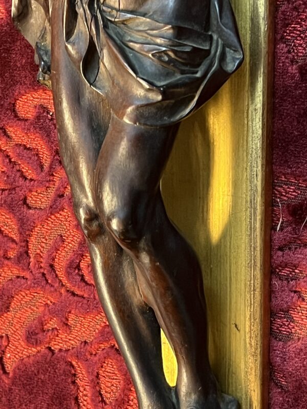 Christ en buis époque XVIIIe siècle, dans cadre en bois doré, hauteur du christ 27 cm