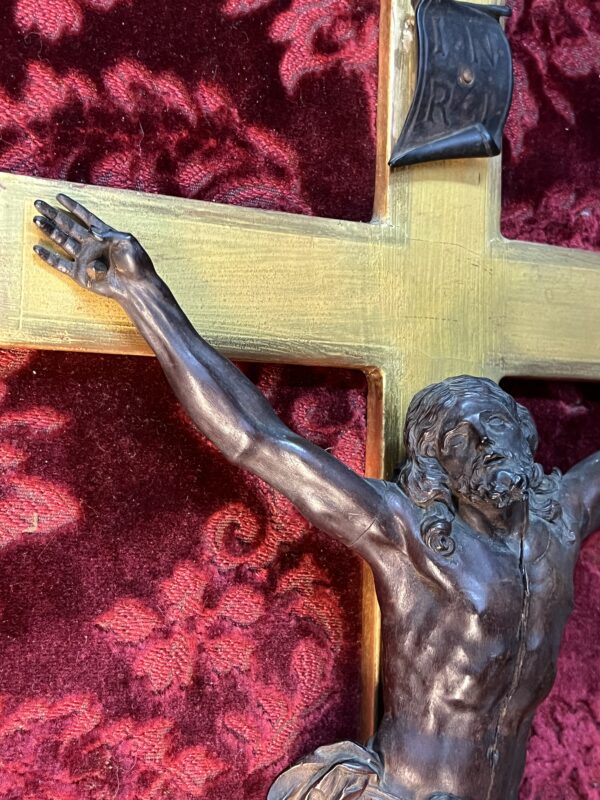 Christ en buis époque XVIIIe siècle, dans cadre en bois doré, hauteur du christ 27 cm