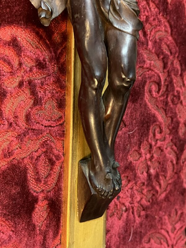 Christ en buis époque XVIIIe siècle, dans cadre en bois doré, hauteur du christ 27 cm