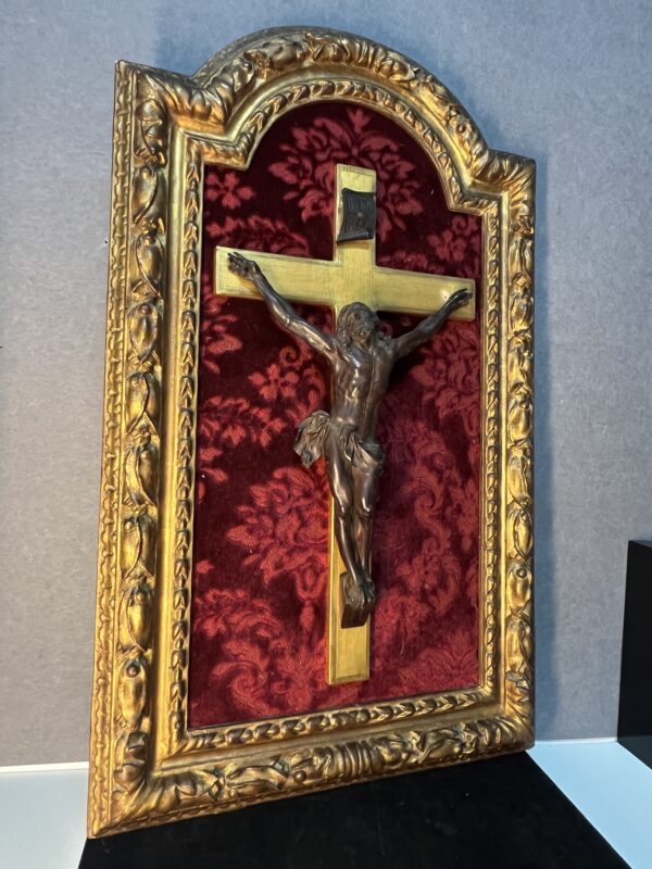 Christ en buis époque XVIIIe siècle, dans cadre en bois doré, hauteur du christ 27 cm