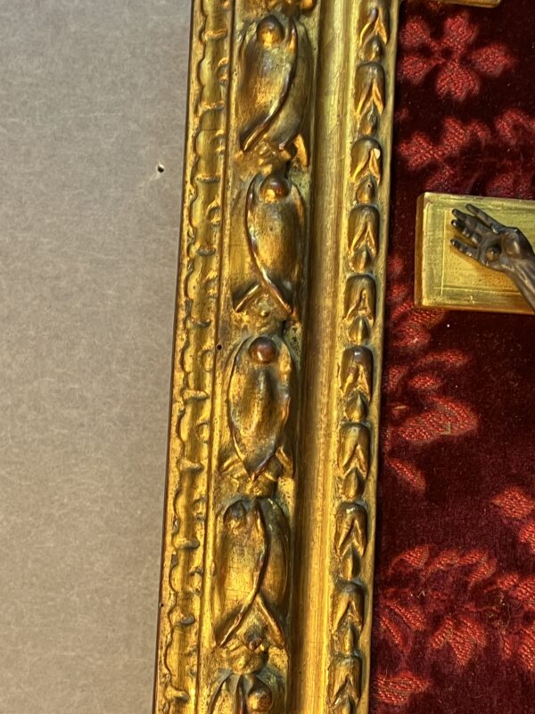Christ en buis époque XVIIIe siècle, dans cadre en bois doré, hauteur du christ 27 cm