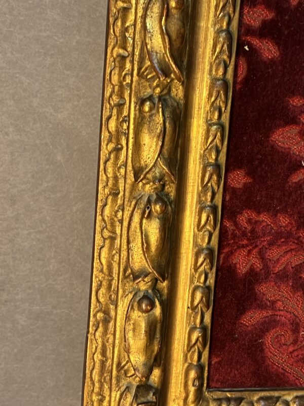 Christ en buis époque XVIIIe siècle, dans cadre en bois doré, hauteur du christ 27 cm