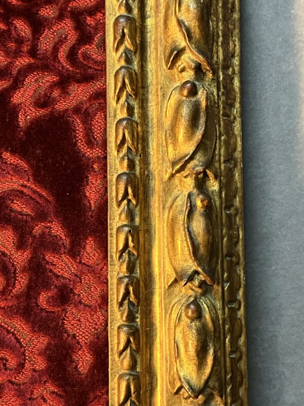 Christ en buis époque XVIIIe siècle, dans cadre en bois doré, hauteur du christ 27 cm