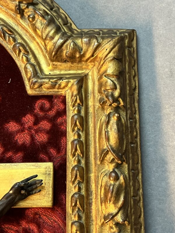 Christ en buis époque XVIIIe siècle, dans cadre en bois doré, hauteur du christ 27 cm