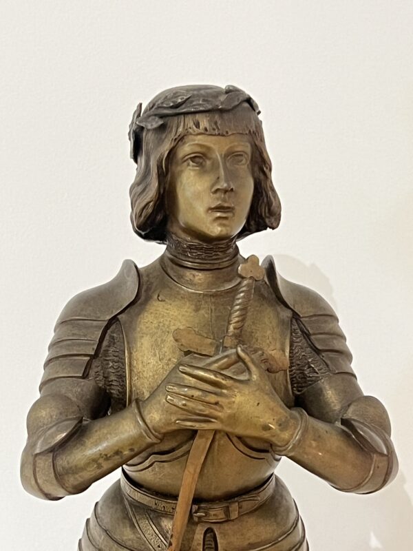 O. Ruffony, sculpture en bronze Jeanne d'arc en armure sur socle en marbre vert portor, fin XIXe – Image 4
