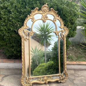 Miroir de style Régence à Parecloses, en bois et stuc doré, fin XIXe Siècle