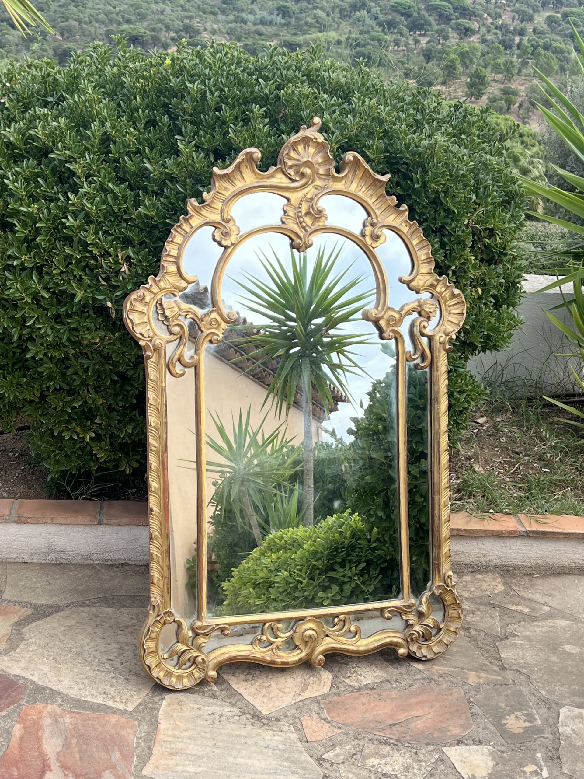 Miroir de style Régence à Parecloses, en bois et stuc doré, fin XIXe Siècle