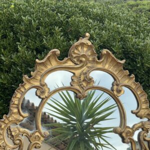 Miroir de style Régence à Parecloses, en bois et stuc doré, fin XIXe Siècle