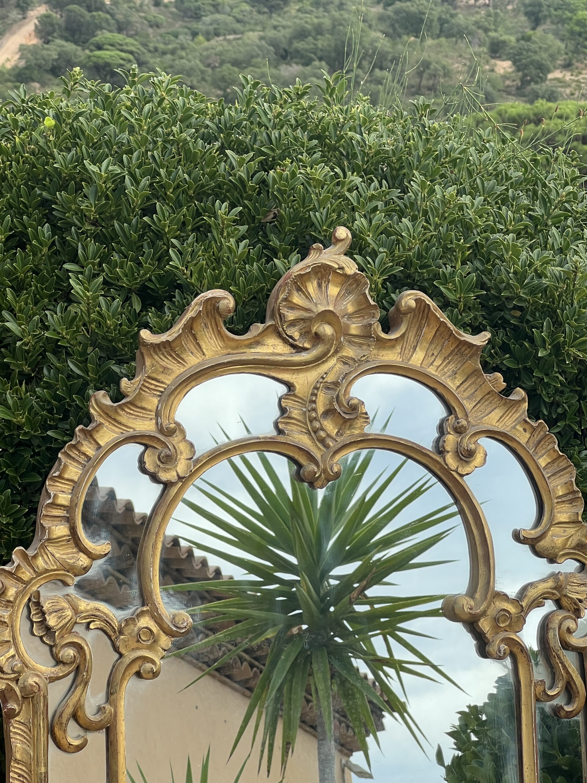 Miroir de style Régence à Parecloses, en bois et stuc doré, fin XIXe Siècle