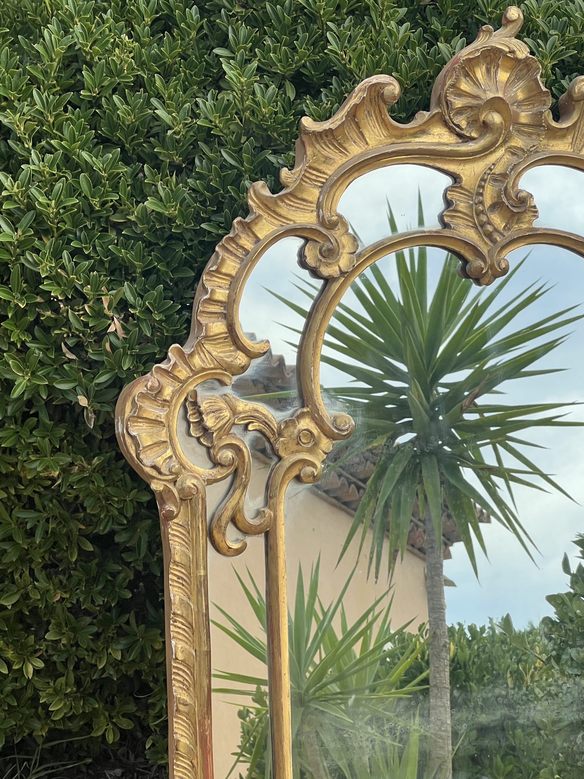 Miroir de style Régence à Parecloses, en bois et stuc doré, fin XIXe Siècle