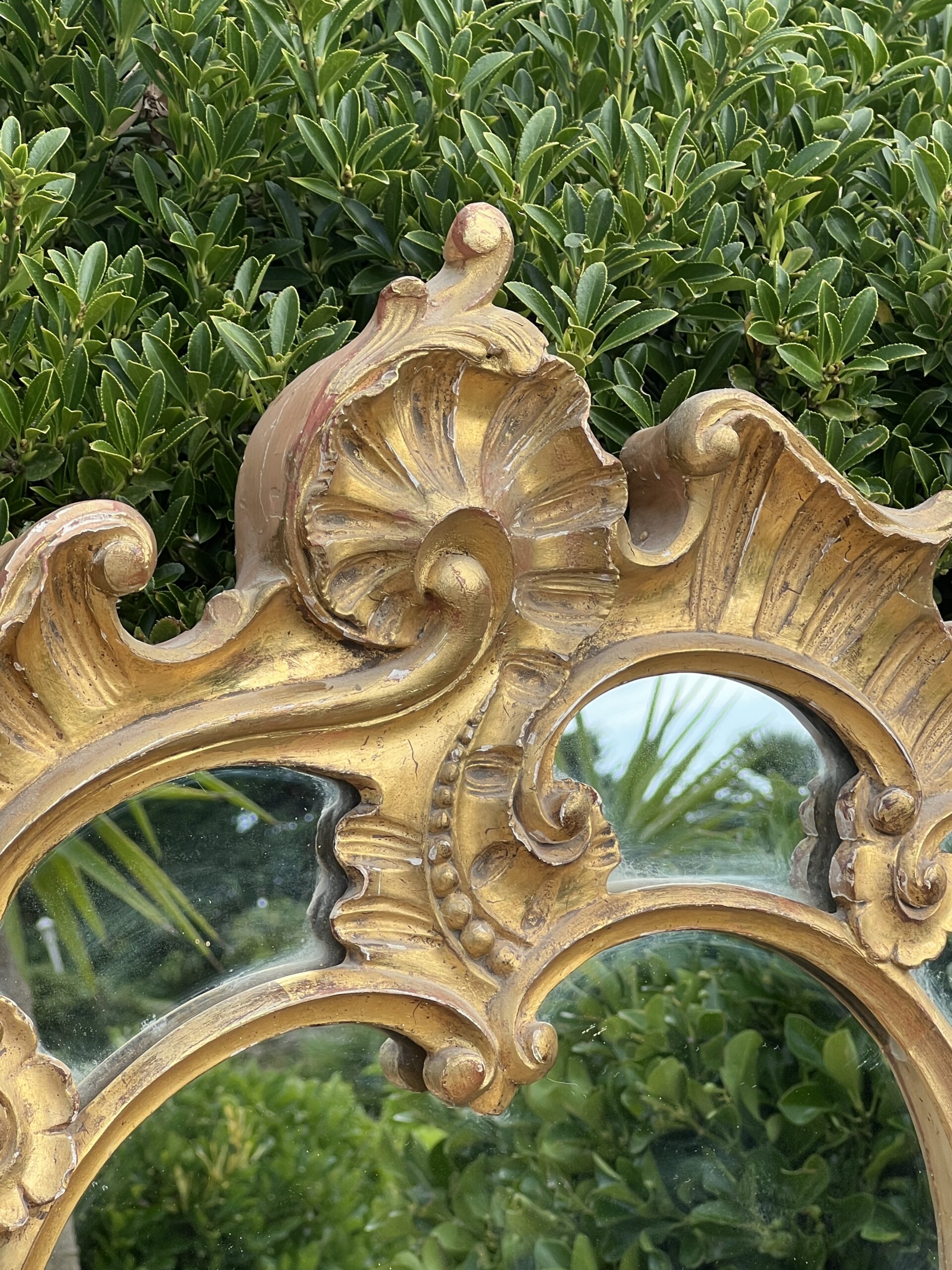 Miroir style Régence à Parecloses, en bois et stuc doré, fin XIXe Siècle – Image 4