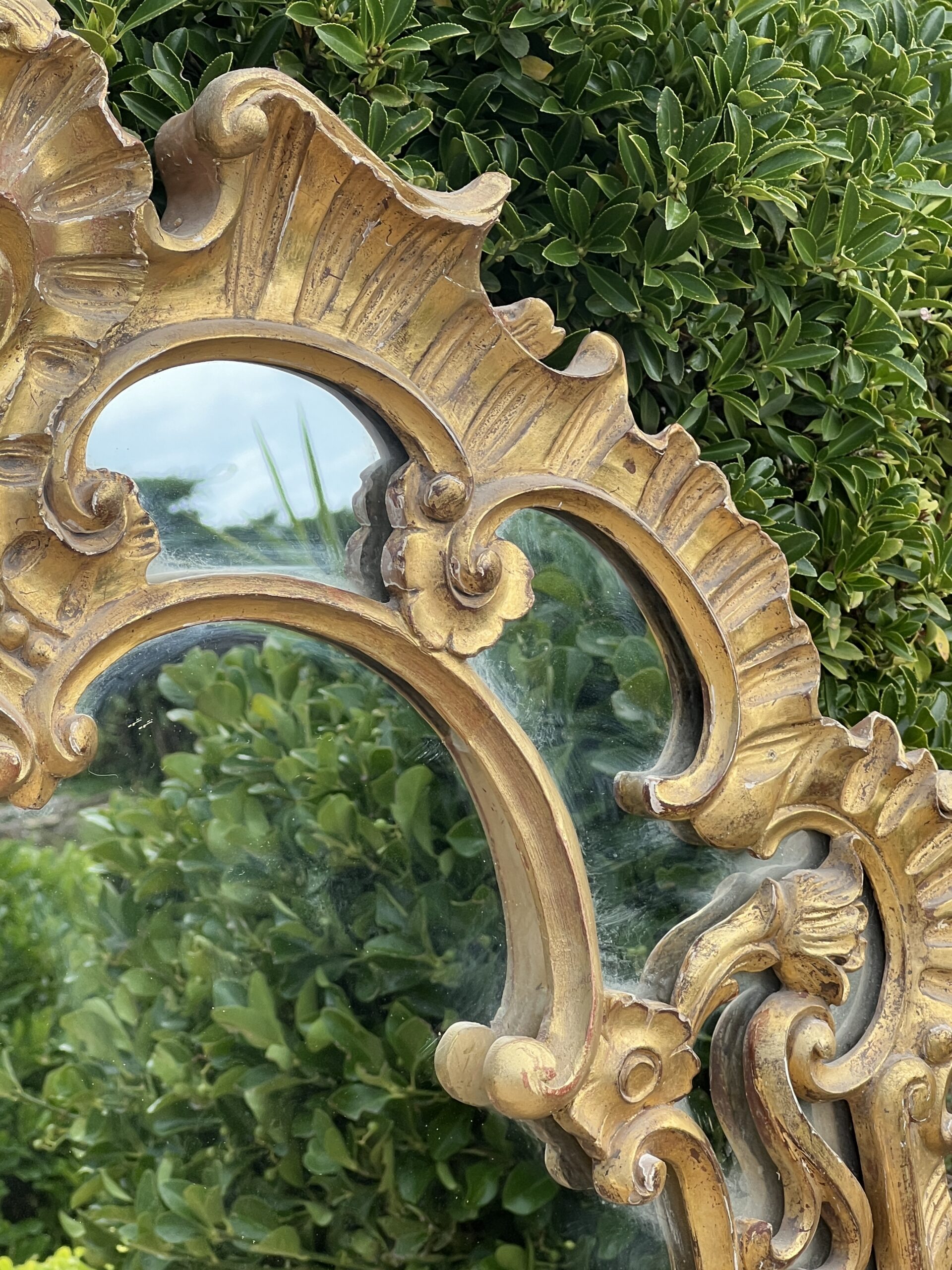 Miroir de style Régence à Parecloses, en bois et stuc doré, fin XIXe Siècle