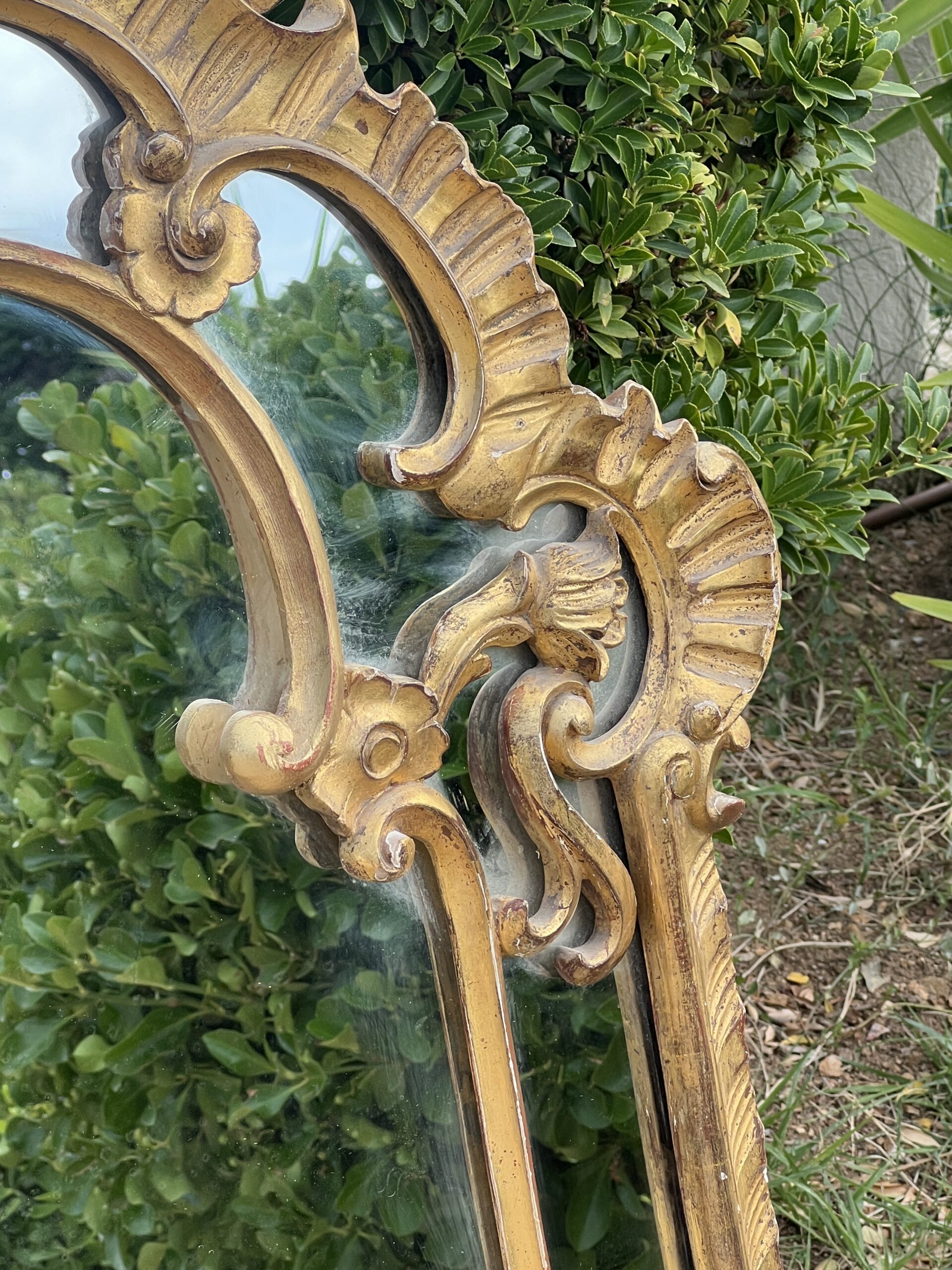 Miroir de style Régence à Parecloses, en bois et stuc doré, fin XIXe Siècle