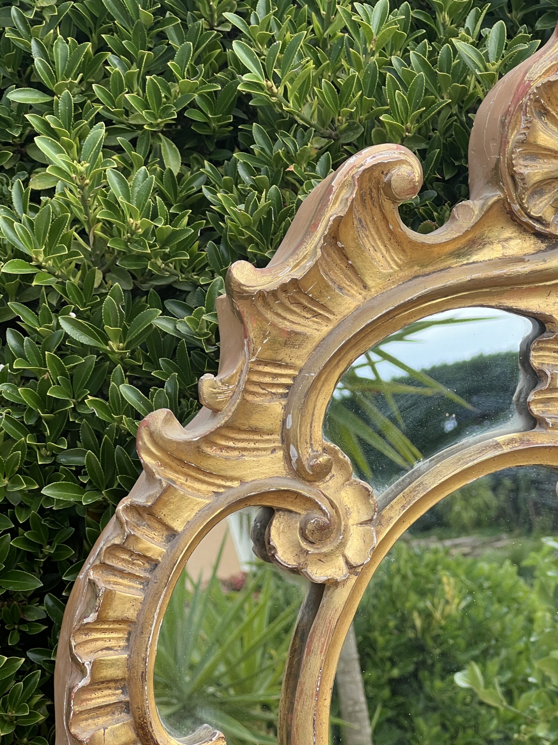 Miroir style Régence à Parecloses, en bois et stuc doré, fin XIXe Siècle – Image 7