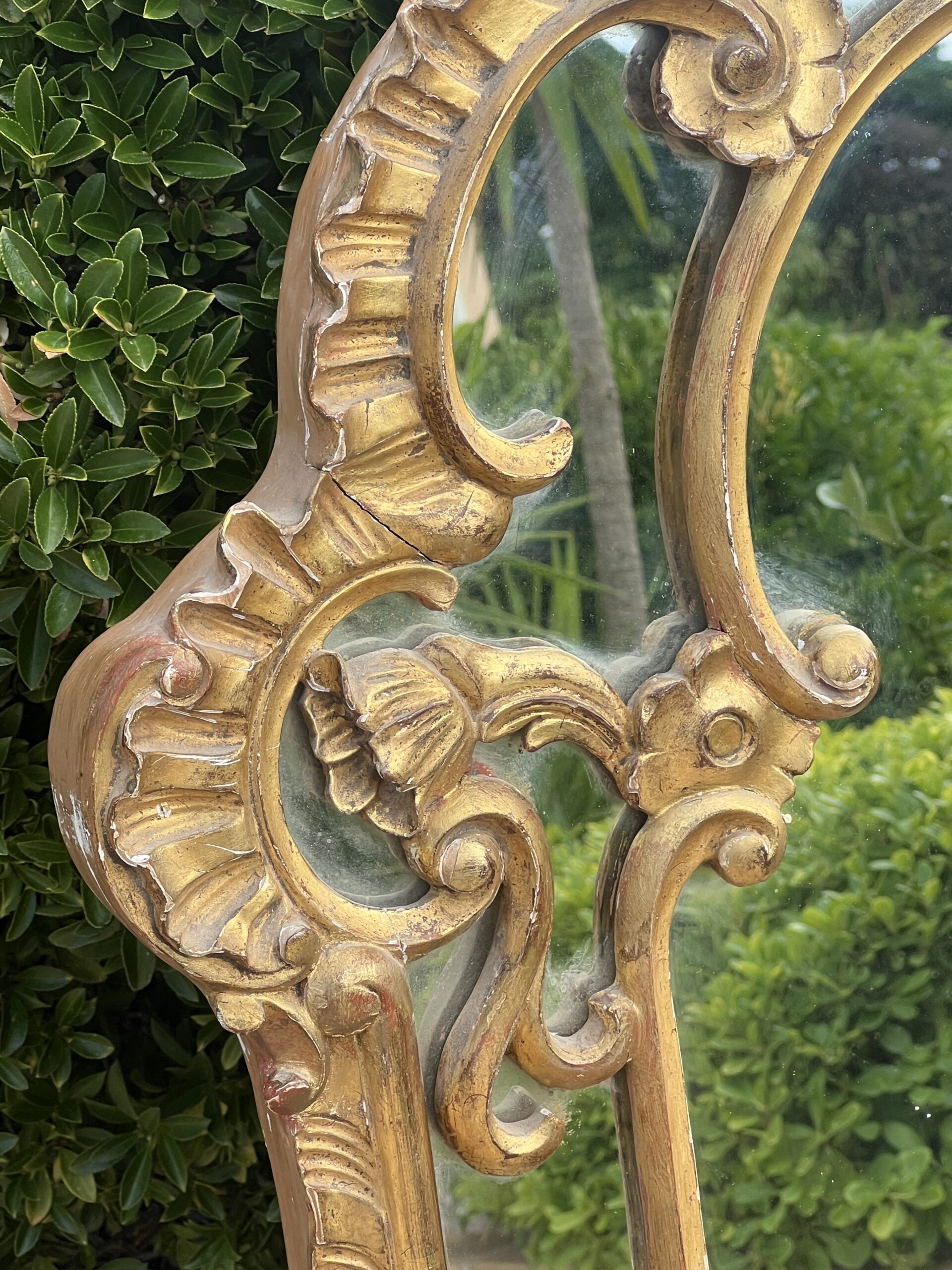 Miroir de style Régence à Parecloses, en bois et stuc doré, fin XIXe Siècle