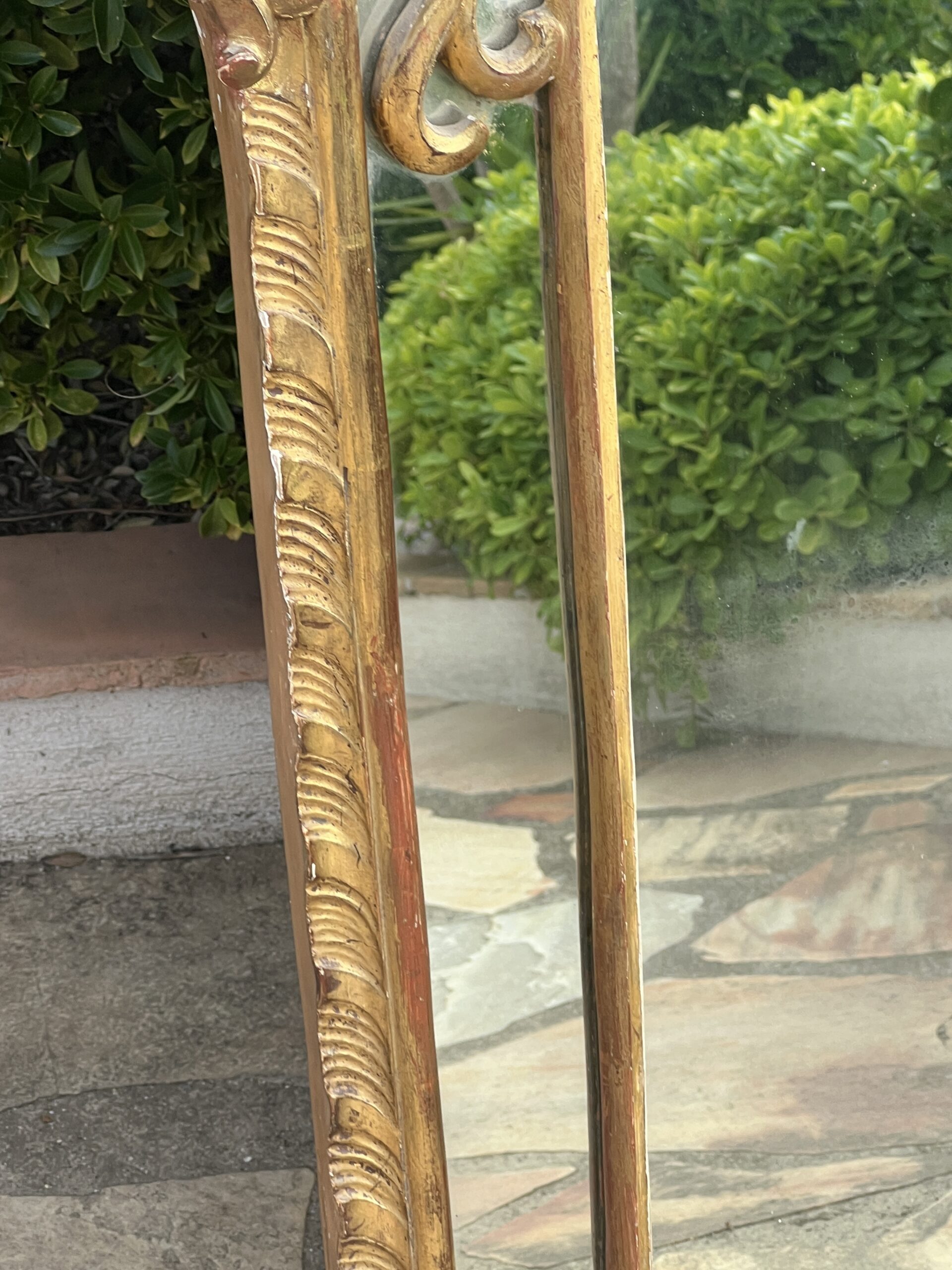 Miroir de style Régence à Parecloses, en bois et stuc doré, fin XIXe Siècle