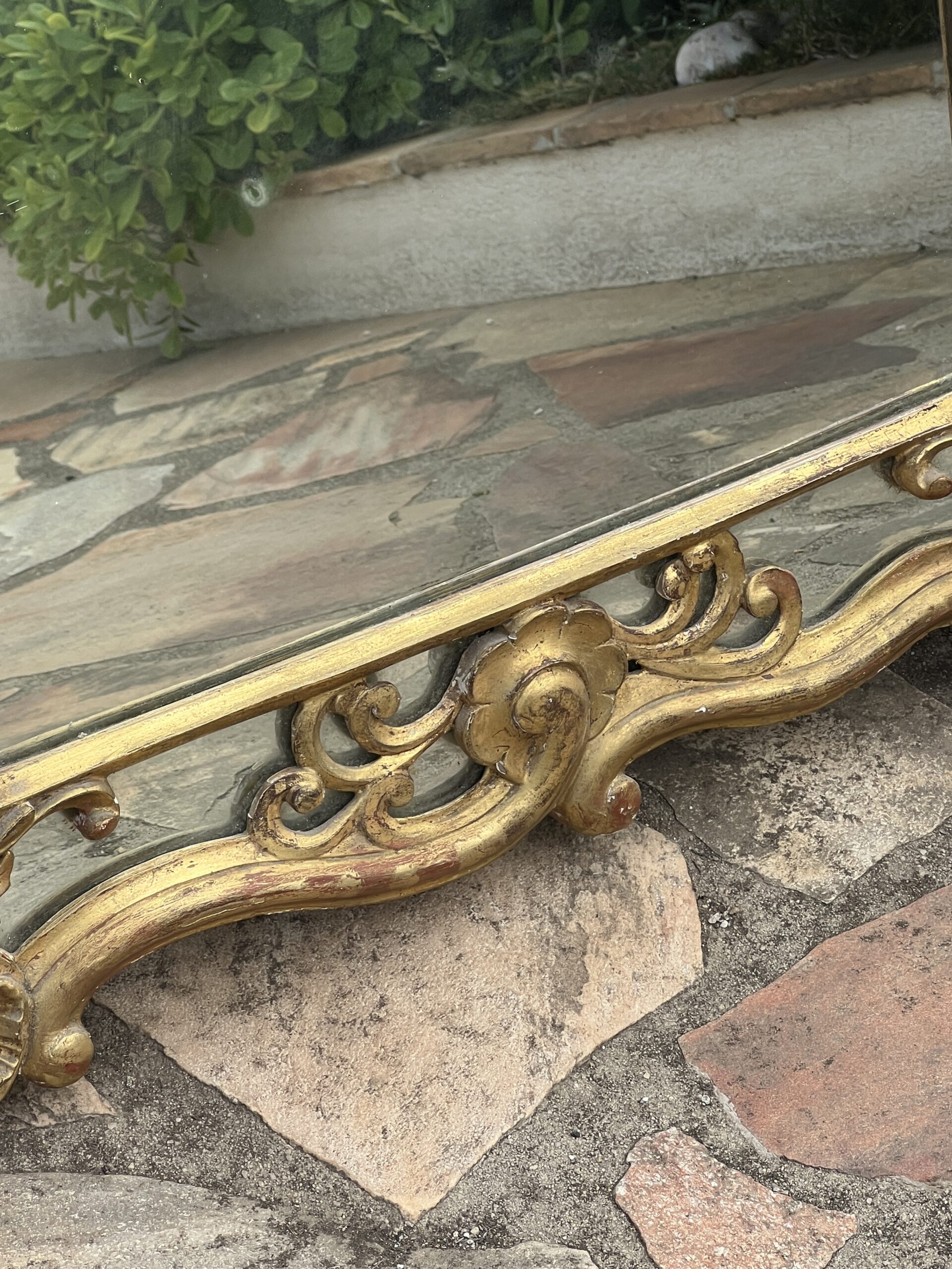 Miroir style Régence à Parecloses, en bois et stuc doré, fin XIXe Siècle – Image 11