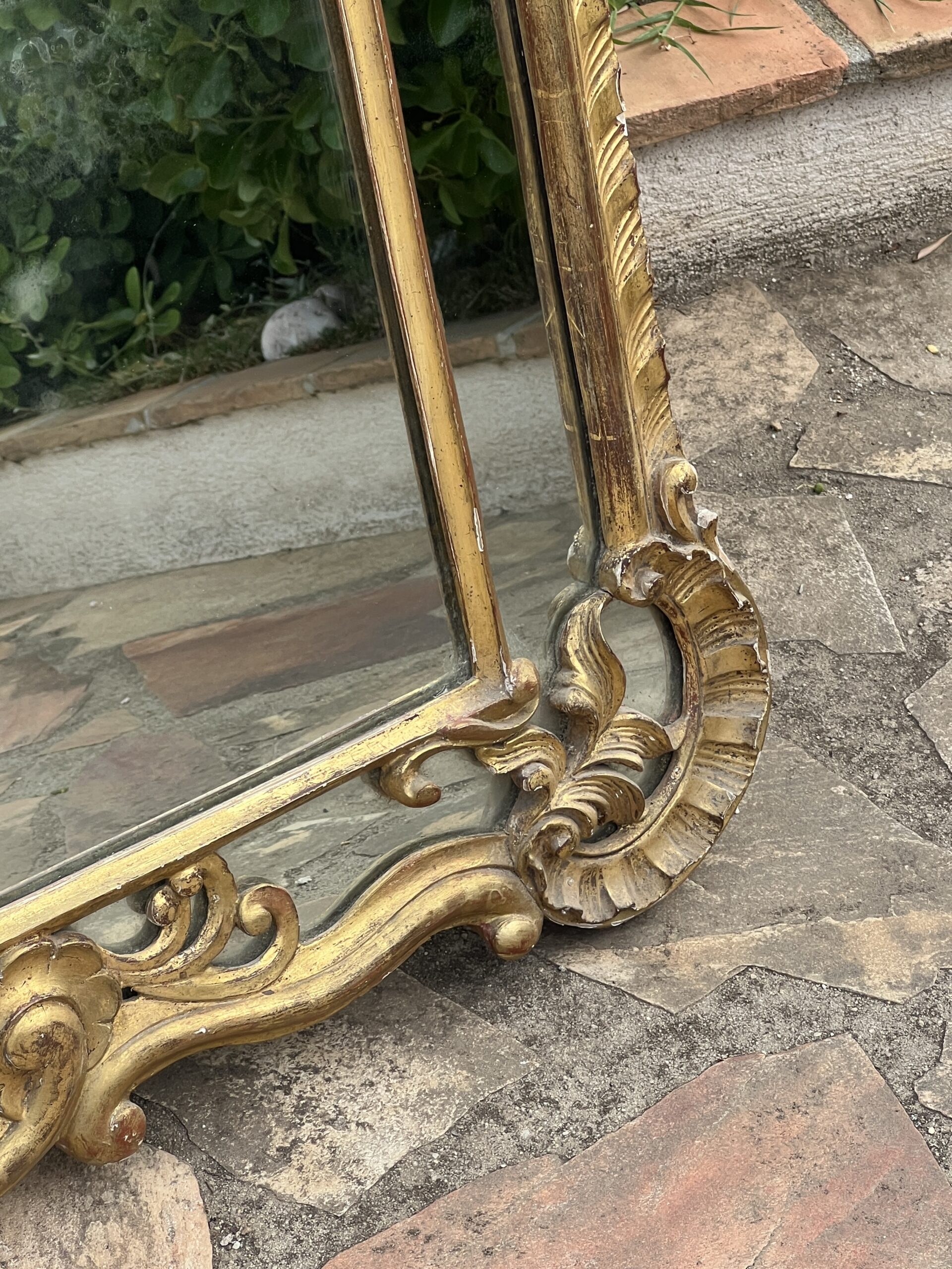 Miroir de style Régence à Parecloses, en bois et stuc doré, fin XIXe Siècle