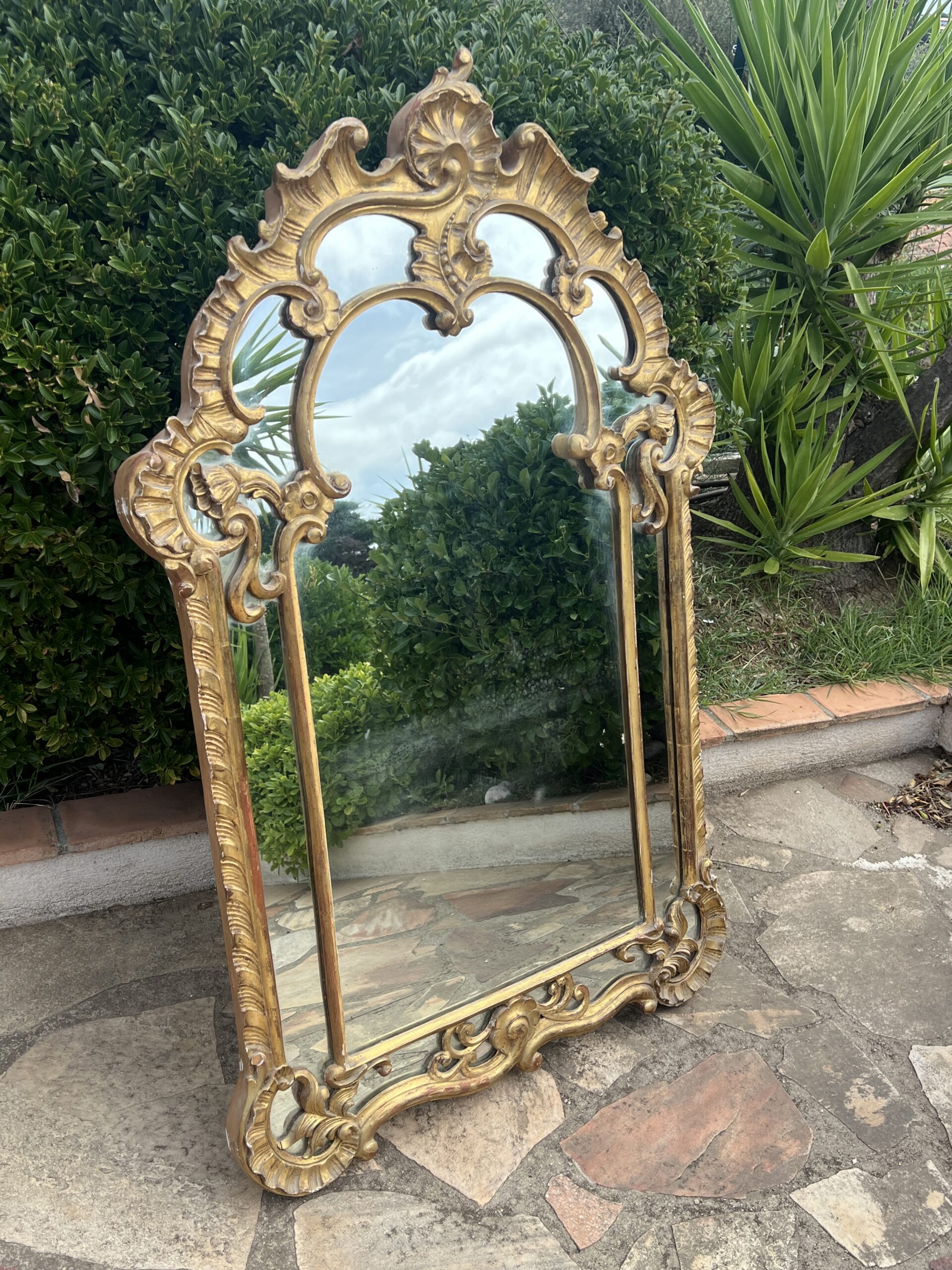 Miroir de style Régence à Parecloses, en bois et stuc doré, fin XIXe Siècle