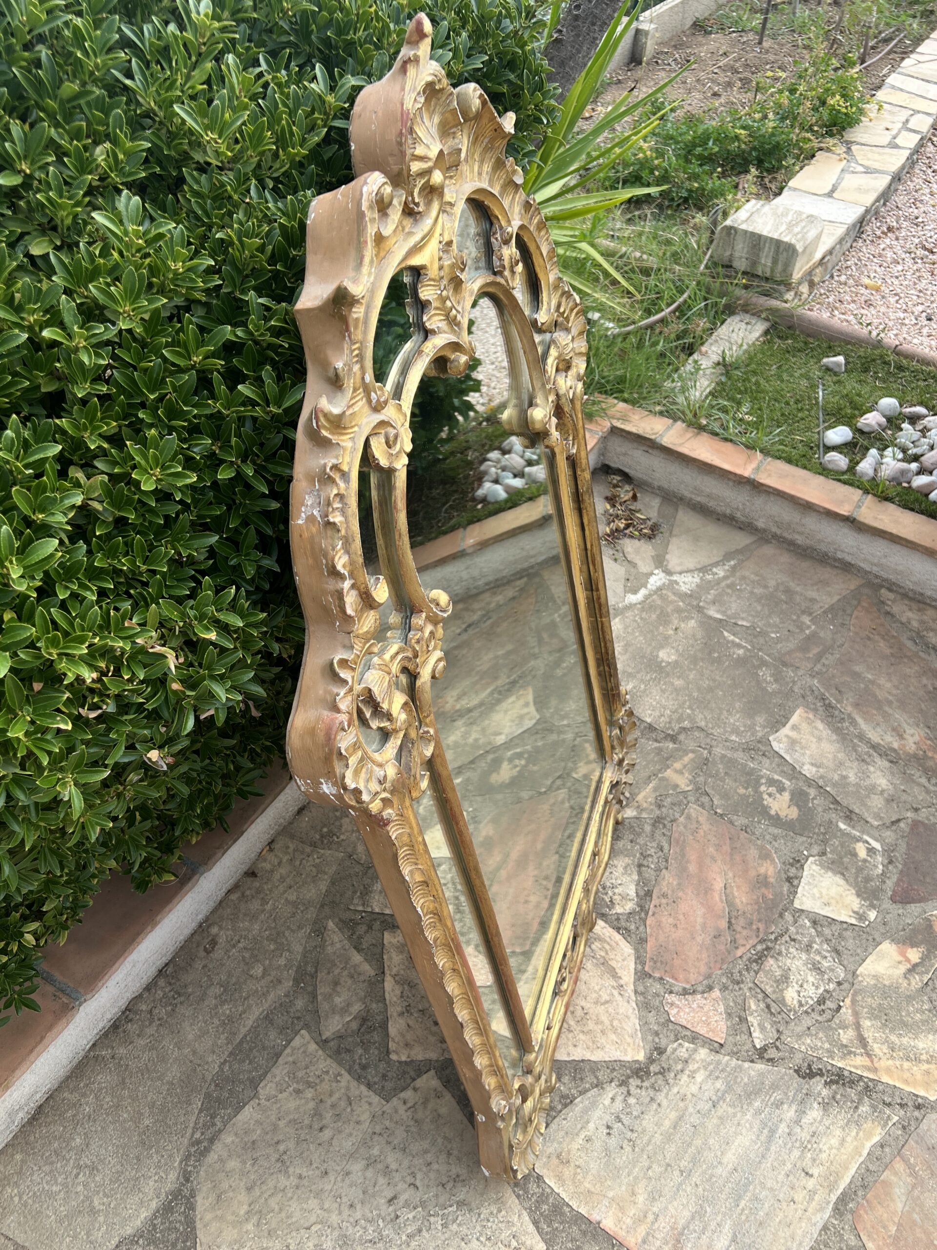 Miroir style Régence à Parecloses, en bois et stuc doré, fin XIXe Siècle – Image 14