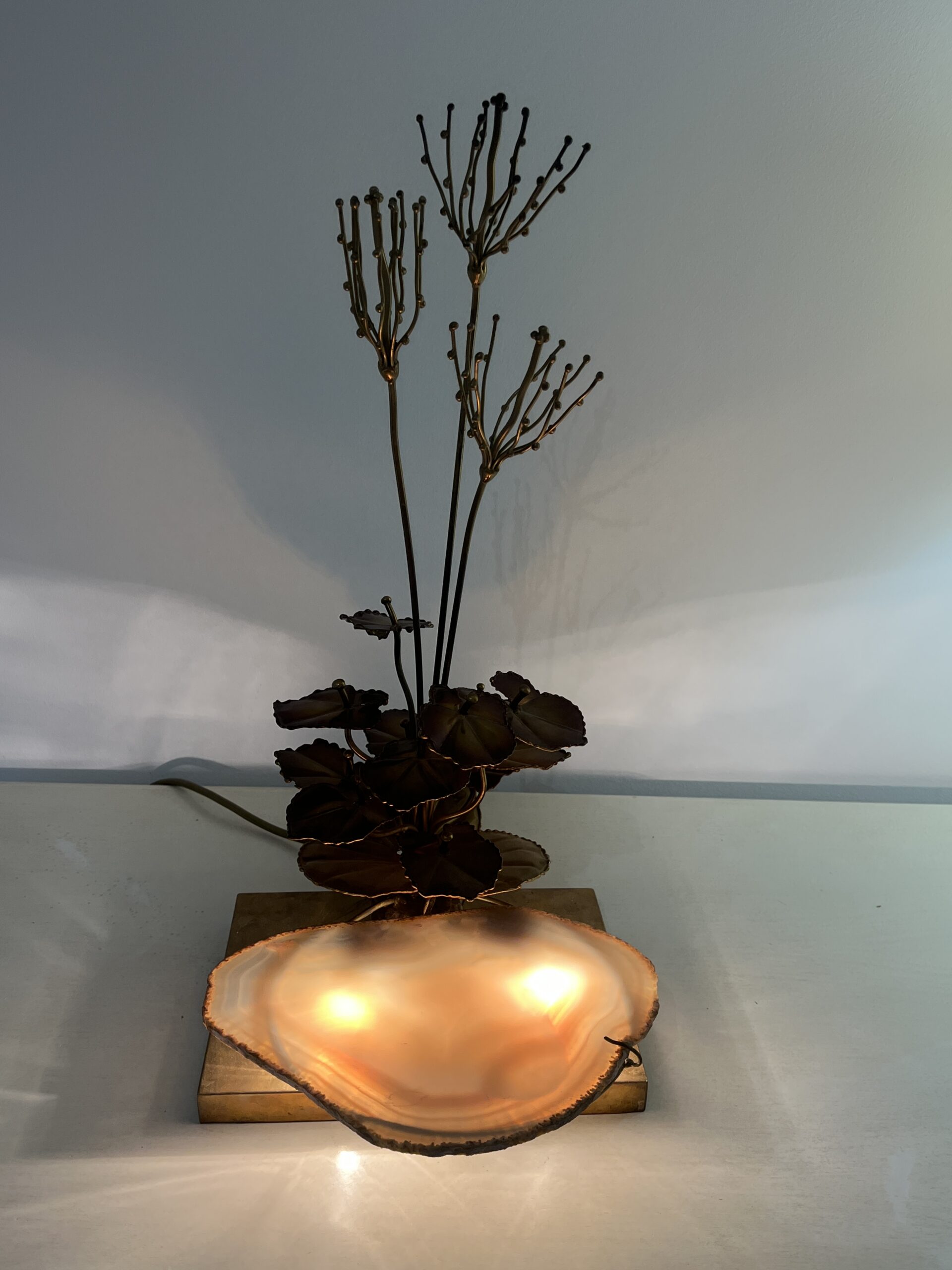 Lampe Sculpturale, structure en laiton et plaque en Agate par Henri Fernandez, France, 1970s