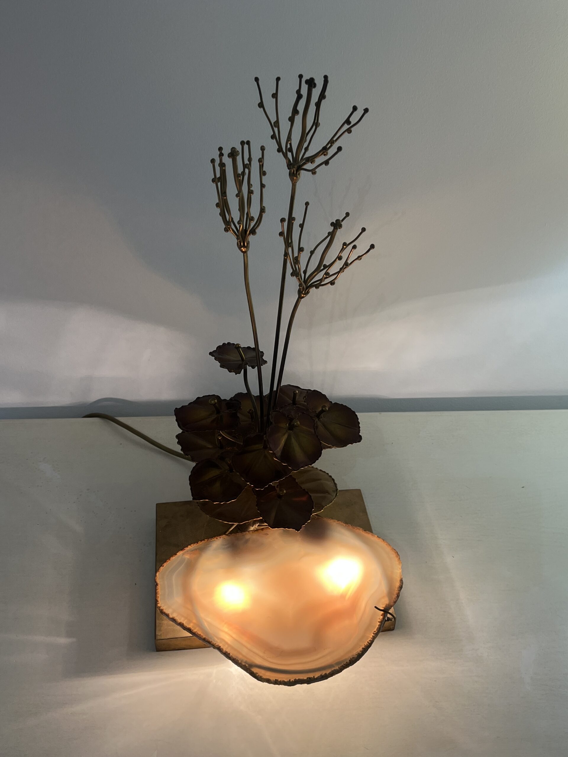 Lampe Sculpturale, structure en laiton et plaque en Agate par Henri Fernandez, France, 1970s