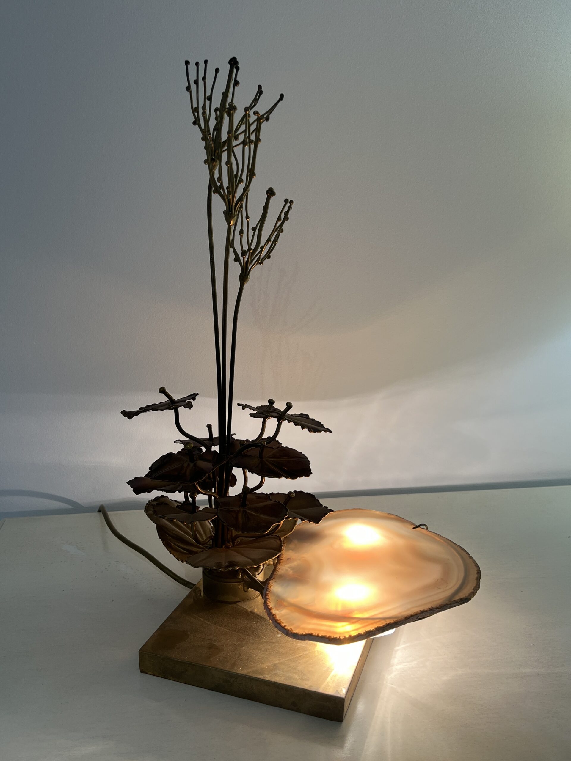 Lampe Sculpturale, structure en laiton et plaque en Agate par Henri Fernandez, France, 1970s