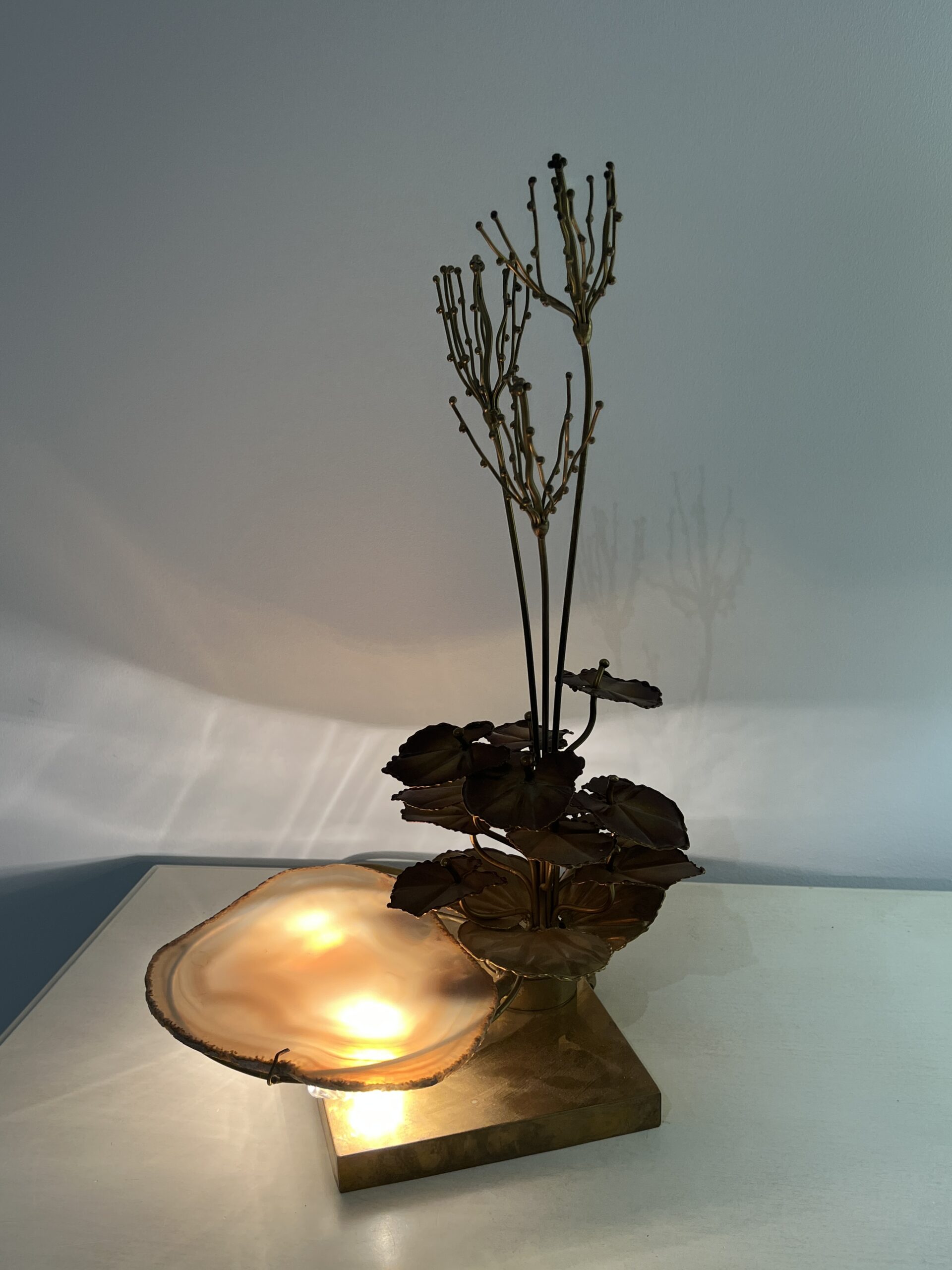 Lampe Sculpturale, structure en laiton et plaque en Agate par Henri Fernandez, France, 1970s