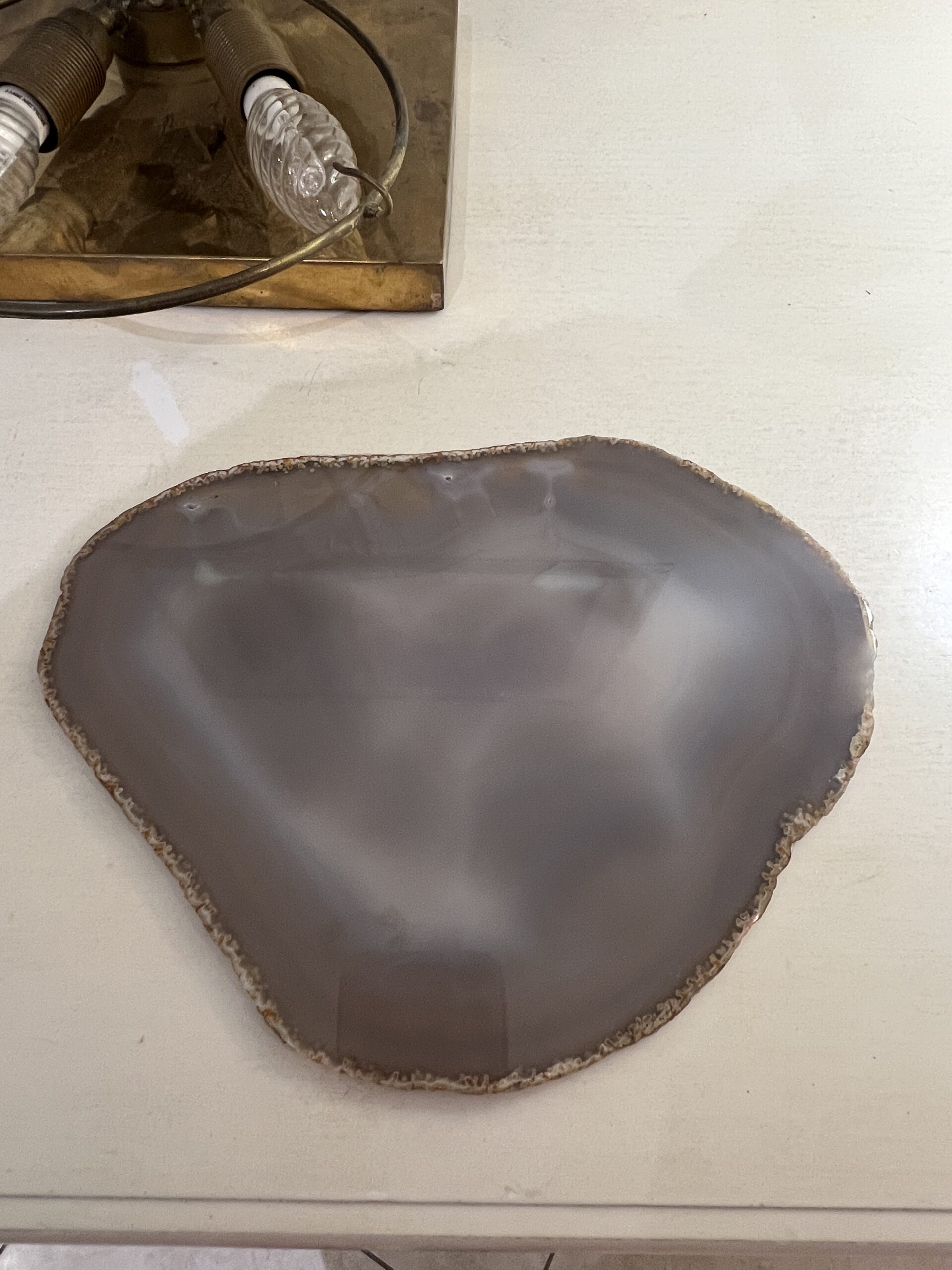 Lampe Sculpturale, structure en laiton et plaque en Agate par Henri Fernandez, France, 1970s