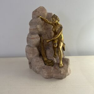 Henri Fugère (1972-1944 ) sculpture en bronze doré sur pierre aragonite, femme à la fontaine