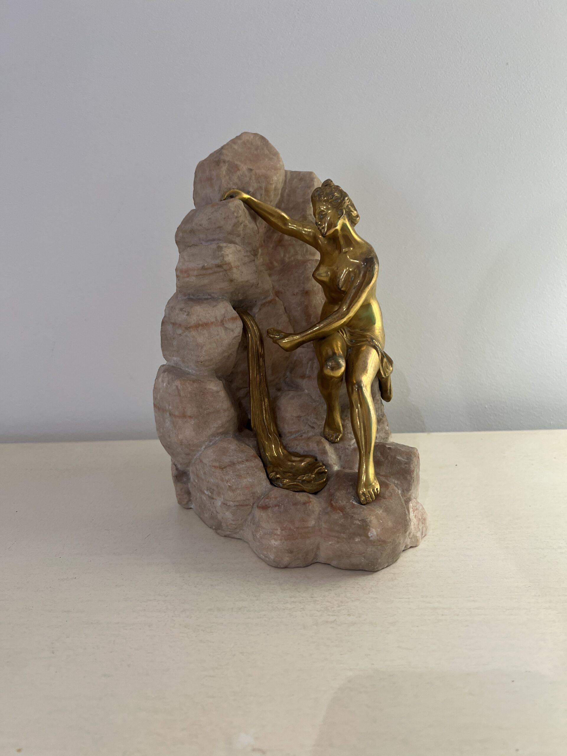 Henri Fugère (1972-1944 ) sculpture en bronze doré sur pierre aragonite, femme à la fontaine