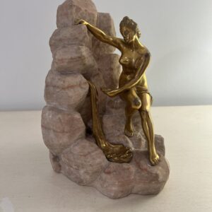 Henri Fugère (1972-1944 ) sculpture en bronze doré sur pierre aragonite, femme à la fontaine