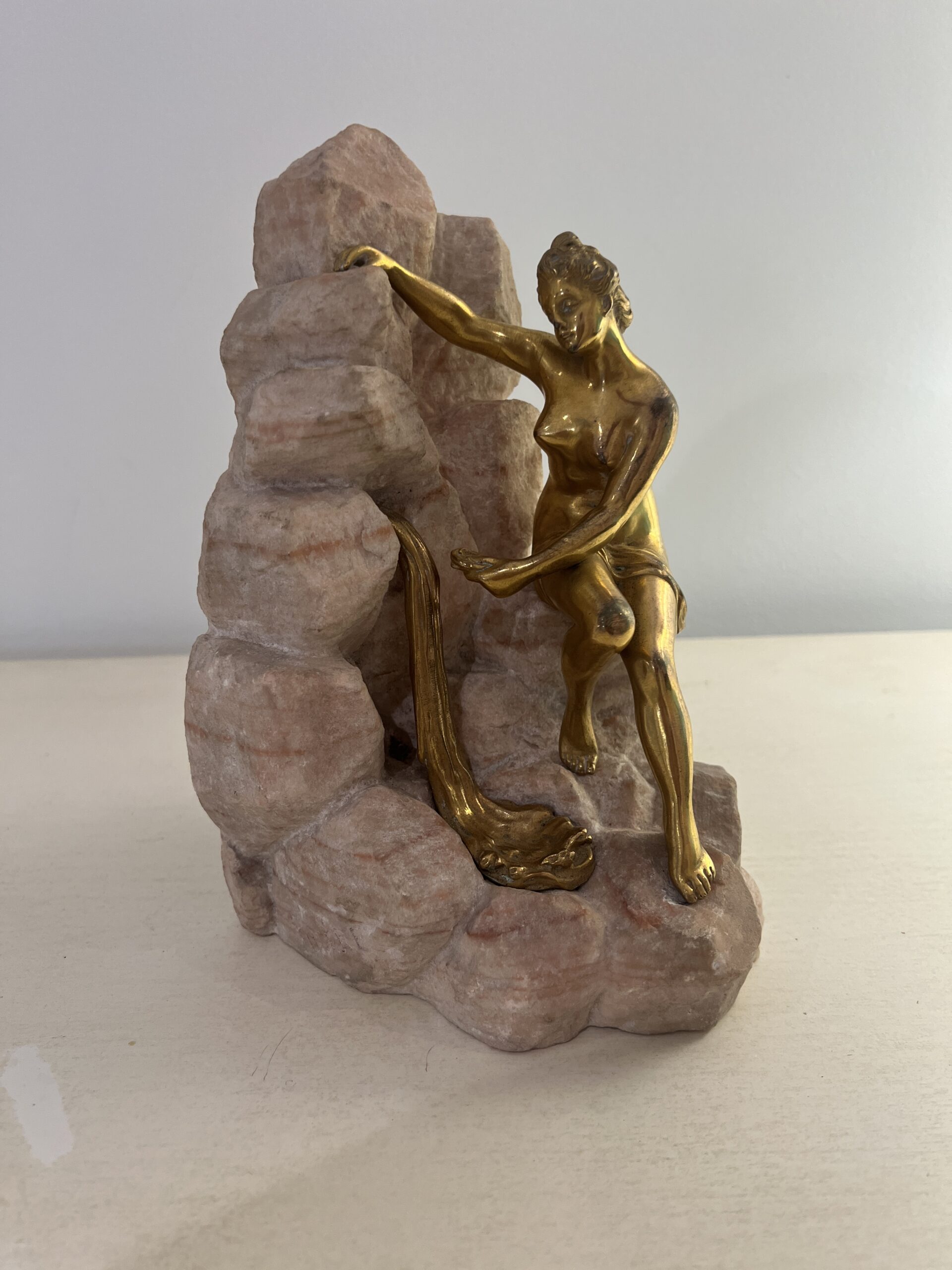 Henri Fugère (1972-1944 ) sculpture en bronze doré sur pierre aragonite, femme à la fontaine
