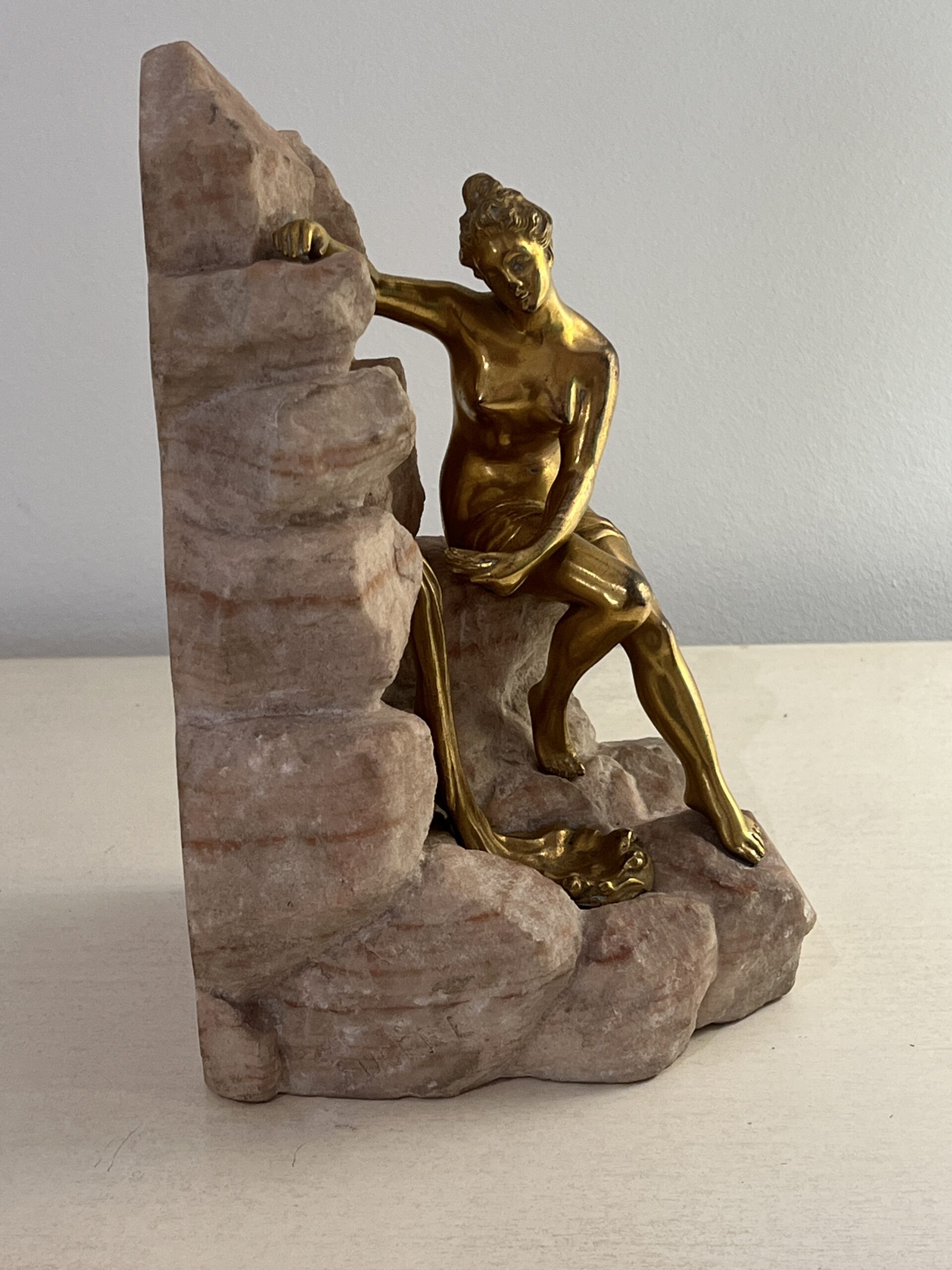 Henri Fugère (1972-1944 ) sculpture en bronze doré sur pierre argonite, femme à la fontaine